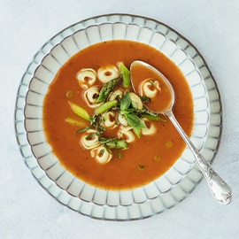Toscaanse tomatensoep met groene asperges en tortellini’s